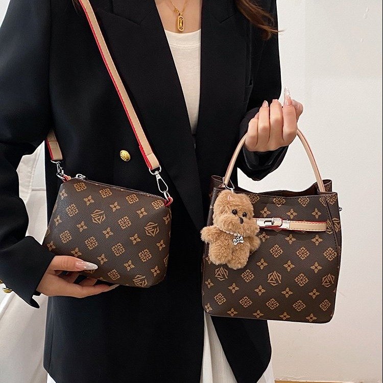 Women's One-Shoulder Handbag with Lock Closure - Winter 2025