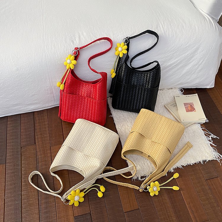 Women's Magnetic Closure Shoulder Bag Summer 2026 - Image 4